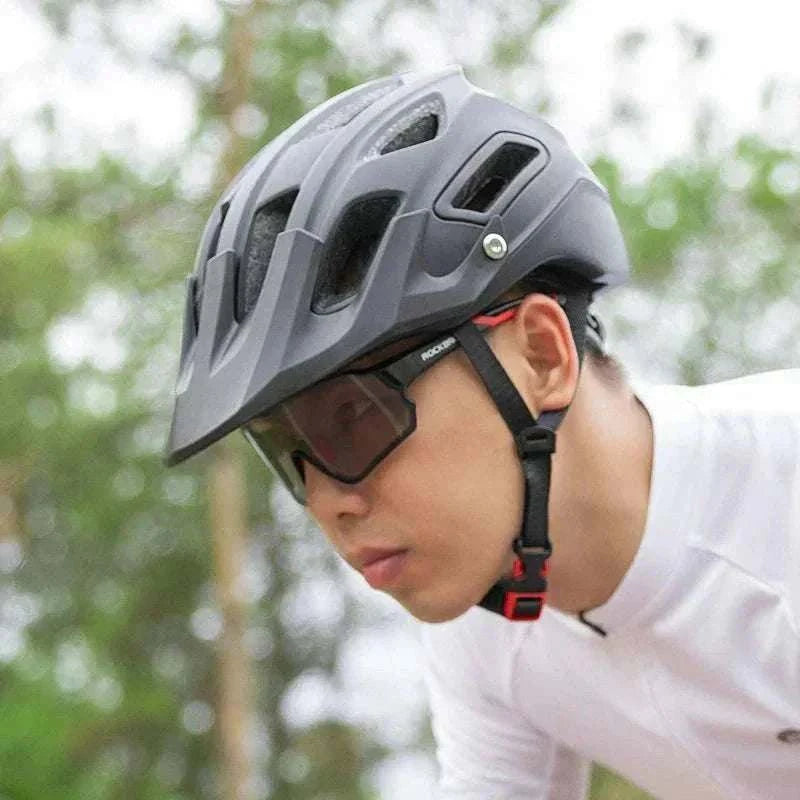 Photochromic MTB cycling glasses with UV400 TAC lenses and lightweight TR-90 frame for all-day off-road comfort and clear vision