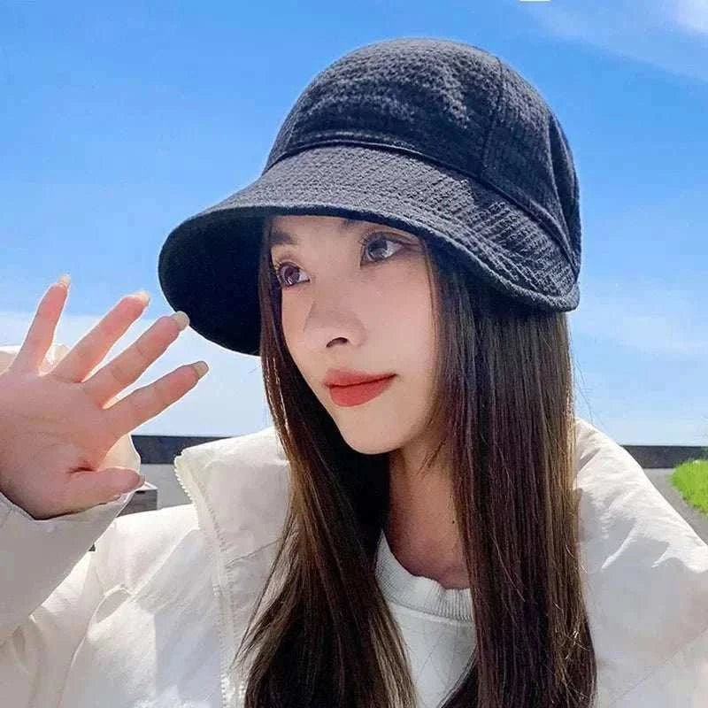 Women foldable sun hat in black breathable cotton knit for UV protection, packable and stylish for outdoor beach use